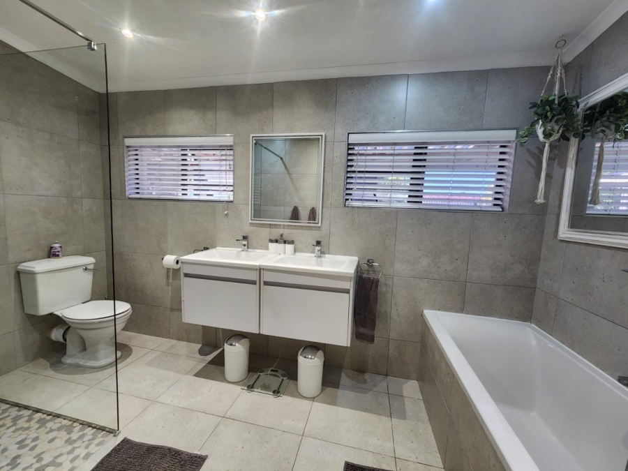 5 Bedroom Property for Sale in Bodorp Western Cape